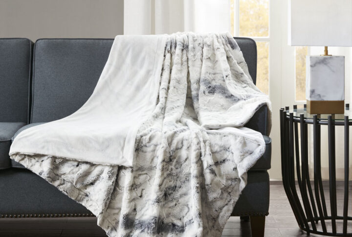 Add a glamorous accent to your home with Madison Park’s Sachi Oversized Faux Fur Throw. Exceptionally soft faux fur mimics the warmth and texture of real fur