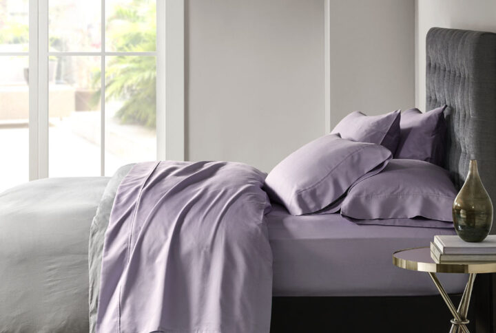 Snuggle up in luxury comfort every single night with these cotton blend polyester sateen sheets.  Made from 56% cotton and 44% polyester sateen