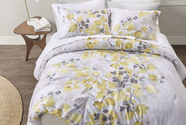 Breathe new life into your bedroom with this beautifully modern floral comforter set and bed sheets. A stunning yellow