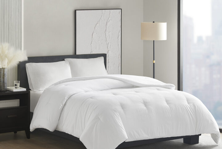 Looking for a way to give your bedding a brand new look and feel? This Honeycomb Textured Down Alternative Comforter from Madison Park is sure to please! Made of ultra-soft 100% microfiber