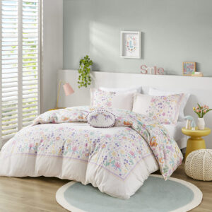 The UHK Lulu cotton reversible duvet cover set features a colorful pieced bordered floral design that will bring a bright and cheerful look to your kid's room. The duvet also reverses to a vibrant and lively jungle print with animals like tigers