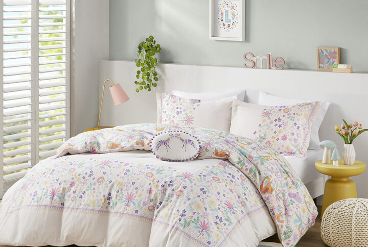 The UHK Lulu cotton reversible duvet cover set features a colorful pieced bordered floral design that will bring a bright and cheerful look to your kid's room. The duvet also reverses to a vibrant and lively jungle print with animals like tigers