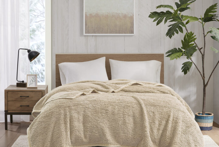 Stay warm through the night with the Woolrich Burlington berber blanket. The cozy soft berber blanket features a rich solid hue with a velvet binding to create a stylish transitional look. Machine washable for easy care