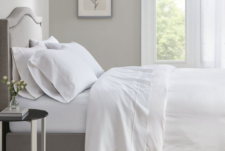 The Beautyrest 700 Thread Count sheet set provides a clean and comfortable update to your bed. This deep pocket sheet set is made with a triple blend weave of cotton