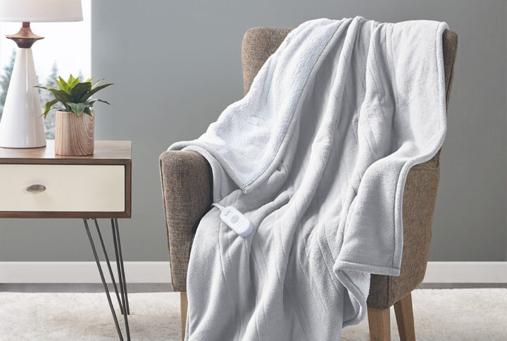 The Serta Fleece to Sherpa Heated Throw offers incredible comfort and warmth to keep you extra cozy while relaxing on your sofa. This heated throw features an ultra-soft fleece face with a cozy Sherpa reverse