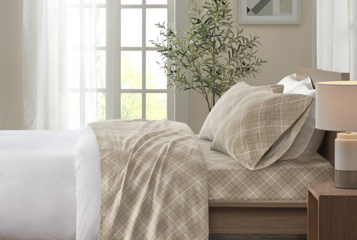 Keep warm and cozy with this ultra-soft cotton flannel sheet set