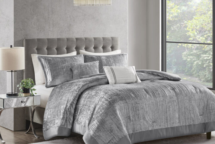 Give your bedroom a glamorous update with this luxurious crinkle velvet comforter set that exudes style and comfort. Crafted with a velvet face and microfiber back