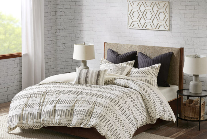 Give your bedroom a comfortable farmhouse look with INK+IVY’s Rhea Cotton Jacquard Duvet Cover Mini Set. The ivory cotton duvet cover features horizontal stripes