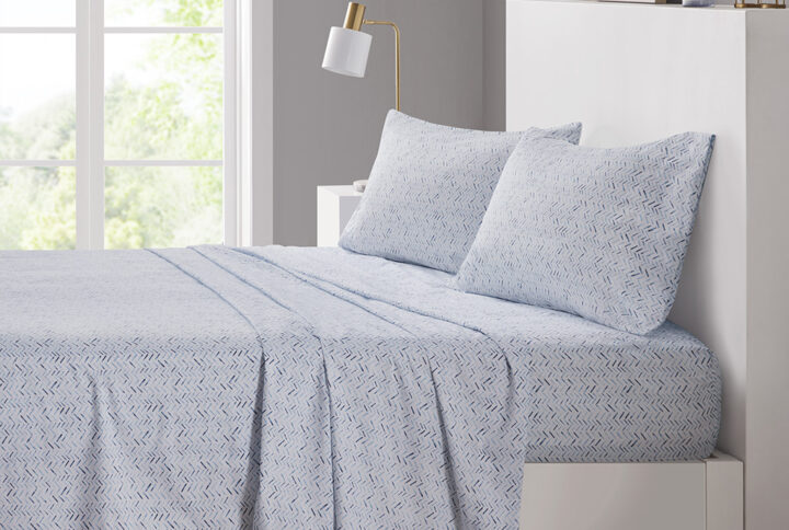 Refresh and revitalize your bedroom with the stylish charm of this printed microfiber sheet set. Soft and smooth