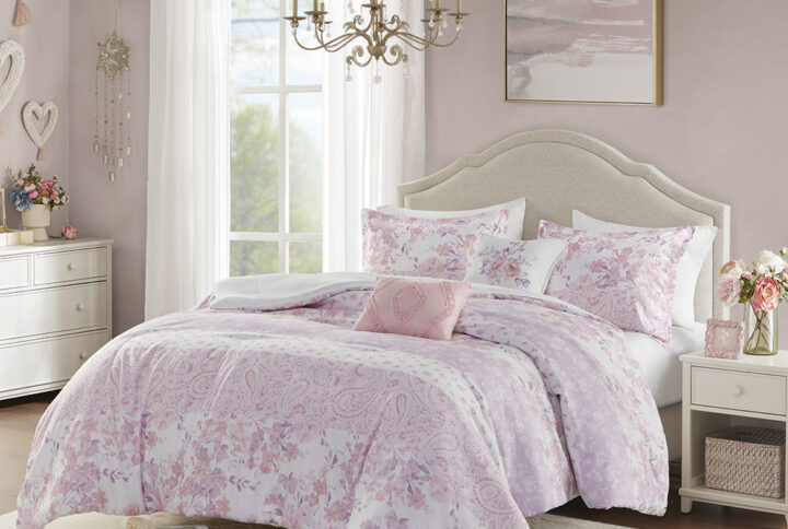 Bring some vintage charm to your bedroom with this romantic floral and paisley comforter set.  Coordinating shams (1 in Twin/Twin XL) pair perfectly with the comforter