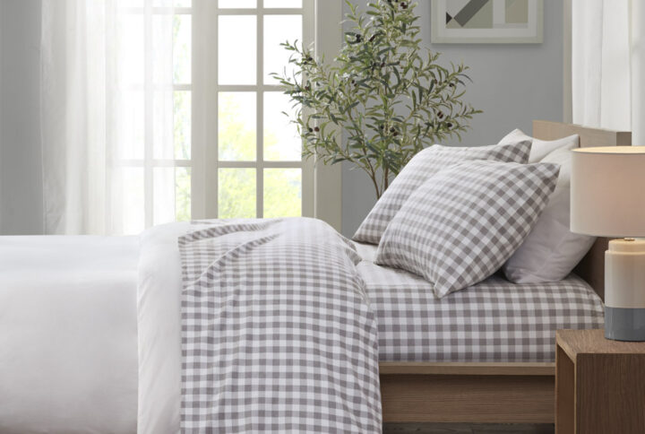 Keep warm and cozy with this ultra-soft cotton flannel sheet set