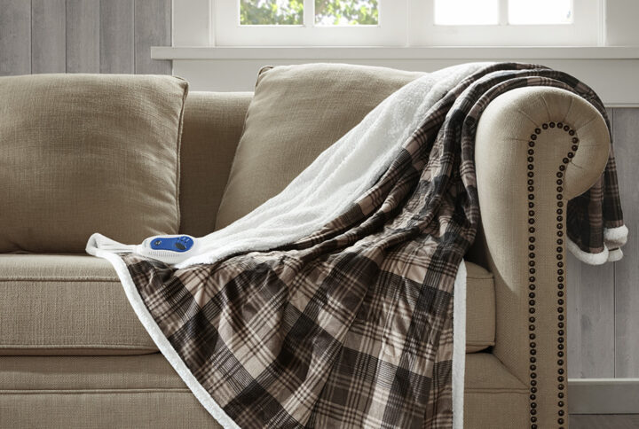 The Woolrich heated throw utilizes state of the art Secure Comfort heated technology that adjusts the temperature of your throw based on overall temperature