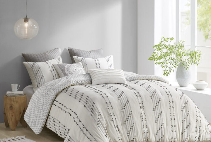 The INK+IVY Kara Cotton Jacquard Comforter Mini Set offers an eye-catching update to your bedroom decor. This comforter features a 100% cotton jacquard striped design on the face with a Light Grey diamond print on the Ivory reverse. The comforter also has a clean