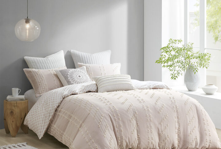 The INK+IVY Kara Cotton Jacquard Duvet Cover Mini Set offers an eye-catching update to your bedroom decor. This duvet cover features a cotton jacquard stripe design on the face with a blush diamond print on the ivory reverse. Two matching shams coordinate with the duvet cover to complete to globally-inspired design. This comforter is OEKO-TEX certified