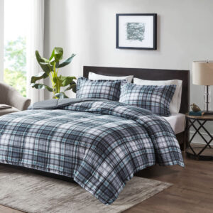 Sleep comfortably with the Madison Park Essentials Parkston 3M Scotchgard Down Alternative Comforter Mini Set. Sporting a cool plaid pattern