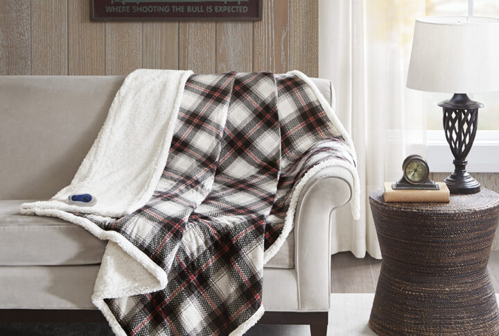 The Woolrich Ridley Oversized Mink to Berber Heated Throw is the perfect solution to keep you warm and cozy. This oversized heated throw showcases a black and red plaid design on faux mink that reverses to a soft berber. Equipped with Secure Comfort Technology