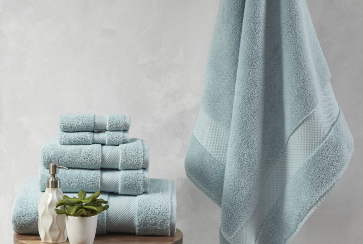 Our Madison Park Signature Splendor 1000 GSM 100% Cotton 6 Piece Towel Set provides a true luxurious addition to your bathroom essentials. This 100% cotton towel set features oversized bath towels with 1000gsm construction and 900gsm hand/wash towels that ensure a premium quality and heavy weight