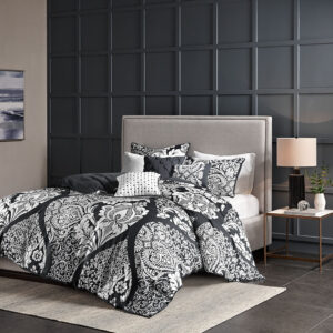 The Madison Park Vienna 6 Piece Printed Duvet Cover Set offers an eye-catching update to your bedroom decor. A beautifully intricate damask pattern is flaunted across the duvet cover and shams