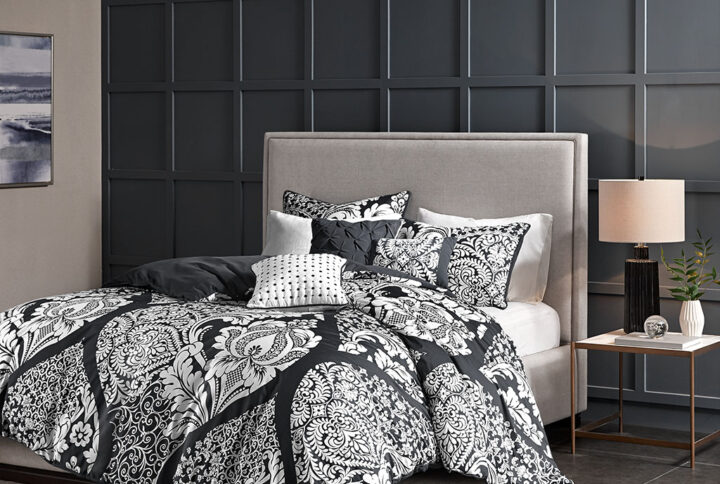 The Madison Park Vienna 6 Piece Printed Duvet Cover Set offers an eye-catching update to your bedroom decor. A beautifully intricate damask pattern is flaunted across the duvet cover and shams