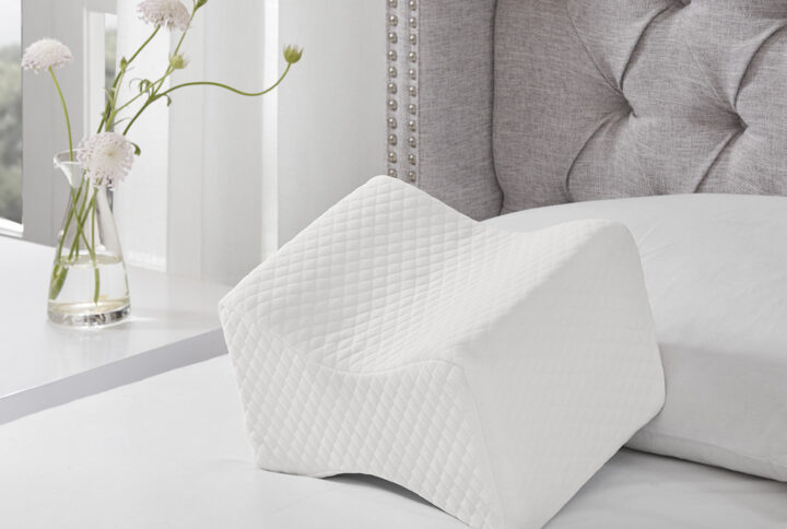 Good things come in small packages is how to best describe our Sleep Philosophy contour knee pillow. This pillow was created with side sleepers in mind (approximately 47% of the population); it creates the proper posture while side sleeping by elevating the upper knee and allows for a more comfortable night's sleep. This pillow helps ease back