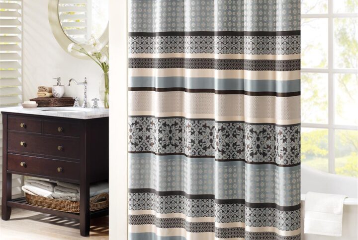 Update your space with the Princeton shower curtain. This polyester jacquard creates character with intricate geometric and damask prints in a mix of grey