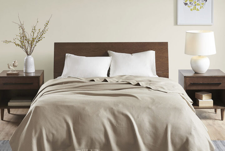 Wrap yourself up in the luxurious comfort of the Madison Park Egyptian Cotton Blanket. This ultra-soft white blanket in made from 100% certified Egyptian cotton that features reduced shrinkage