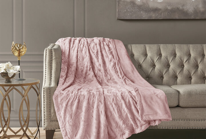 The Madison Park Zuri oversized throw features a luxuriously soft faux fur and reverses to a solid faux mink. This faux fur throw is the perfect modern update and adds a glamorous accent to your home. This throw is machine washable for easy care and OEKO-TEX certified