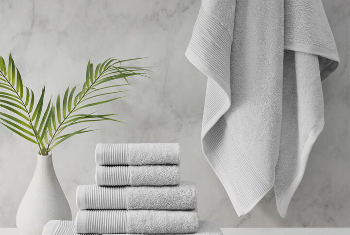 Refresh your bathroom with the luxurious and eco-friendly Beautyrest Nuage Tri Blend Antimicrobial 6 Piece Towel Set. This 600gsm premium quality towel set has a natural sheen and a soft