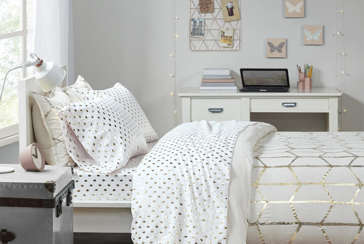 Add a touch of glam to your bedroom with the Intelligent Design Metallic Dot Printed Sheet Set. A metallic Ikat-style dot print is brilliantly displayed on the soft-hued fabric for a stunning modern look. Made from ultra-soft microfiber