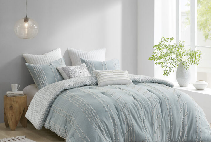 The INK+IVY Kara Cotton Jacquard Comforter Mini Set offers an eye-catching update to your bedroom decor. This comforter features a cotton jacquard stripe design on the face with an Aqua diamond print on the Ivory reverse. The comforter also has a clean