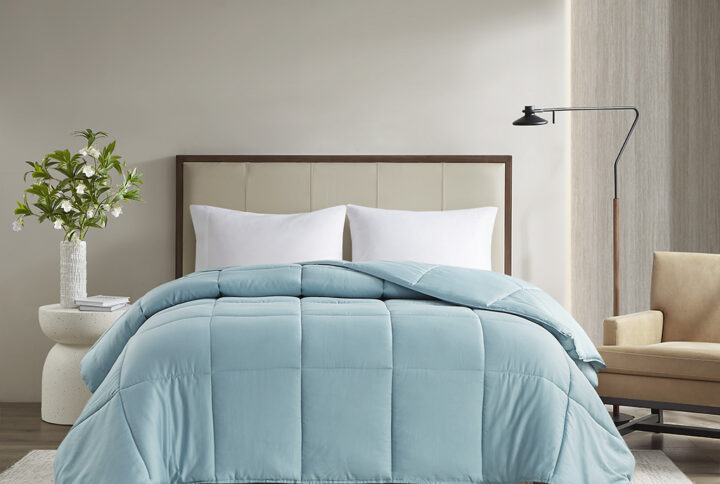 Stay warm and comfortable throughout the night with this hypoallergenic 100% cotton sateen comforter. This comforter uses a down alternative filling that mimics the warmth and qualities of real down