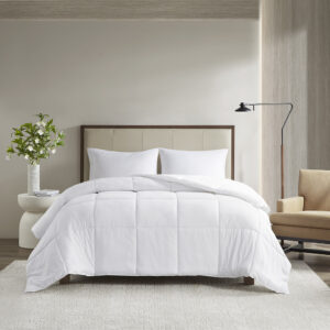 Stay warm and comfortable throughout the night with this hypoallergenic 100% cotton sateen comforter. This comforter uses a down alternative filling that mimics the warmth and qualities of real down