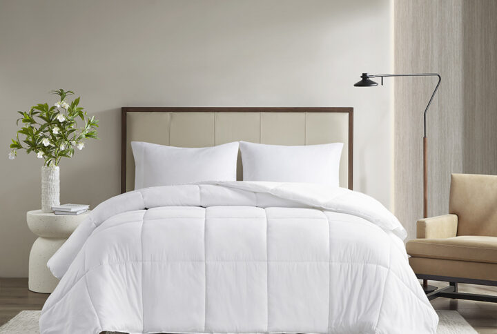 Stay warm and comfortable throughout the night with this hypoallergenic 100% cotton sateen comforter. This comforter uses a down alternative filling that mimics the warmth and qualities of real down