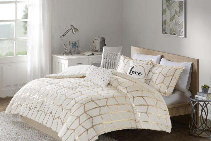 Freshen up your bedroom with the enchanting style of Intelligent Design’s Raina Comforter Set. The stunning comforter flaunts a geometric