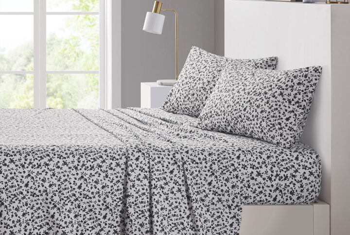 Refresh and revitalize your bedroom with the stylish charm of this printed microfiber sheet set. Soft and smooth