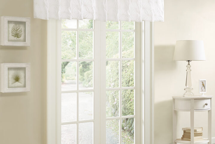 Madison Park’s Gemma Sheer Embroidered Valance is the perfect combination of simplicity and elegance. This kitchen curtain features intricate embroidery of a floral geometric design