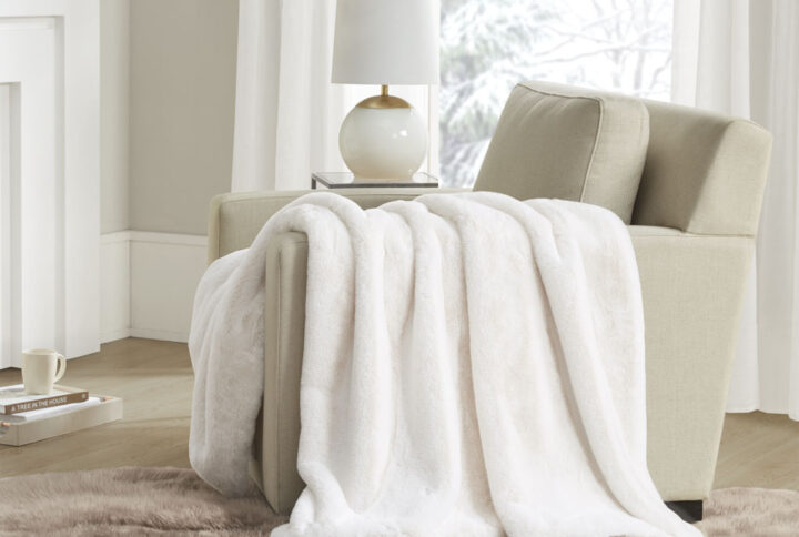 The Madison Park Bristol Faux Fur Throw brings a lush and cozy touch to your space. The face of the throw features a premium solid faux fur with an ultra-soft feel