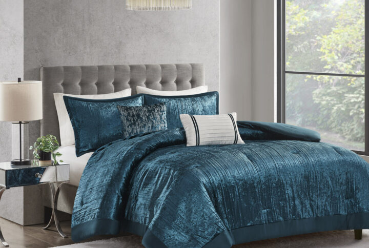 Give your bedroom a glamorous update with this luxurious crinkle velvet comforter set that exudes style and comfort. Crafted with a velvet face and microfiber back