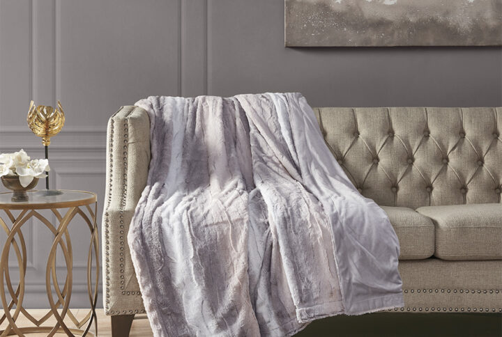 The Madison Park Zuri oversized throw features a luxuriously soft faux fur and reverses to a solid faux mink. This faux fur throw is the perfect modern update and adds a glamorous accent to your home. This throw is machine washable for easy care and OEKO-TEX certified