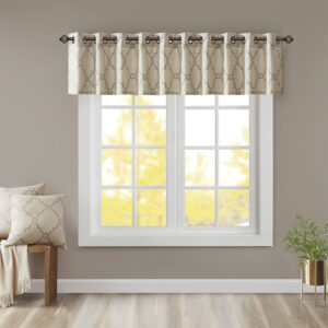 The Madison Park Saratoga Fret Print Window Valance is the perfect addition for a casual and stylish update to your home decor. This valance features a trendy soft grey fretwork on a light beige ground