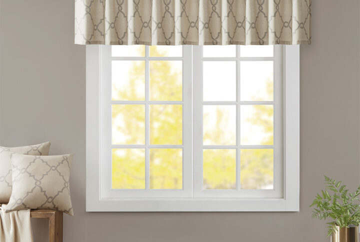 The Madison Park Saratoga Fret Print Window Valance is the perfect addition for a casual and stylish update to your home decor. This valance features a trendy soft grey fretwork on a light beige ground