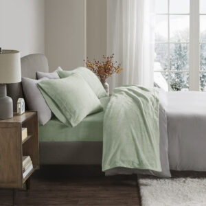 The True North by Sleep Philosophy Soloft Micro Plush Sheet Set offers the ultimate sleeping comfort with a soft and cozy finish to warm you up. Brushed on both sides