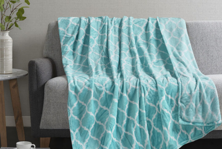 This Madison Park super soft microlight oversized plush throw features a modern ogee print that adds style and flair to any room. MicroLight is the next generation in plush throws. Our unique knitting technology allows us to craft an irresistibly soft