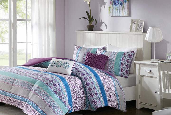 Update your bedroom with the chic boho flair of the Intelligent Design Joni Comforter Set. Featuring several globally inspired prints