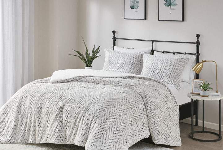 Add a casual and irresistibly soft touch to your bedroom with Madison Park’s Adelyn Ultra Plush duvet cover Set. Brushed long fur on the face of the duvet cover flaunts a chevron pattern that is highlighted by darker shades to create additional depth. Matching shams (1 in Twin/TwinXL) spreads the ultra-soft texture to the head of the bed and features a two inch flange for added charm. This bedding set is also OEKO-TEX certified