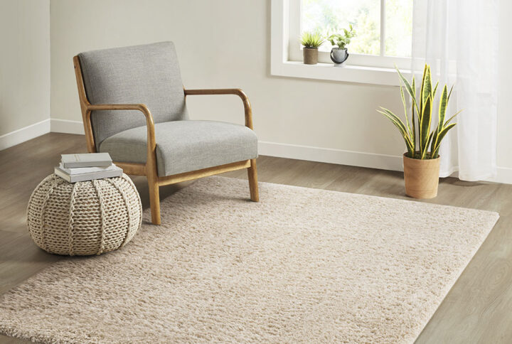 The Madison Park Camdyn Super Soft Polyester Shag Area Rug offers a chic modern addition to your living space. This solid cream shag area rug flaunts a super soft