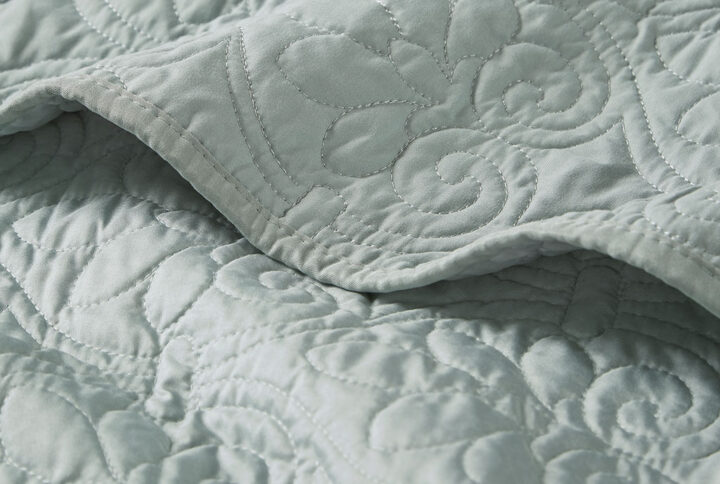 Quebec's classic stitch pattern pairs easily with your existing décor and adds a new decorative element to any room. The oversized quilted throw has 100% cotton fill and is soft to the touch.