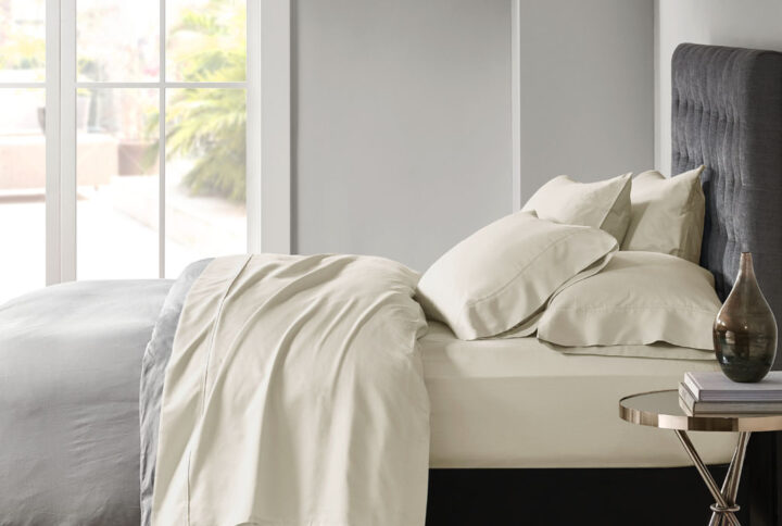 Snuggle up in luxury comfort every single night with these cotton blend polyester sateen sheets.  Made from 56% cotton and 44% polyester sateen