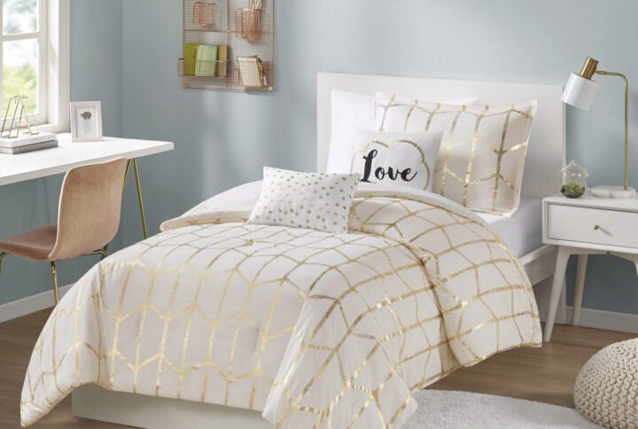 Freshen up your bedroom with the enchanting style of Intelligent Design’s Raina Metallic Printed Duvet Cover Set. The stunning duvet cover flaunts a geometric