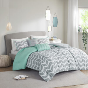 The Intelligent Design Nadia Comforter Set updates any bedroom into fun and inviting space. This stylish comforter features a grey and white chevron print broken up by white vertical stripes and a solid aqua at the top that pops! The 2 matching shams (1 in Twin/TwinXL) with an aqua flange pairs perfectly with the delightful chevron pattern